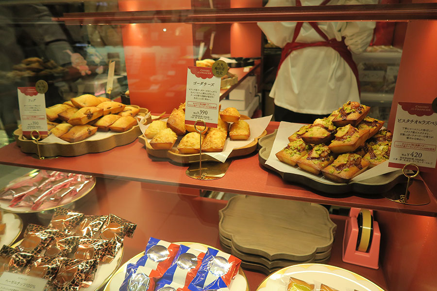 大丸梅田店「チヒロ ザ フィナンシェ」の焼き立てフィナンシェ(左から)「フィグ(いちじく)」(390円)、「ゴーダチーズ」(390円)、「ピスタチオラズベリー」(420円)(3月1日/Lmaga.jp撮影)
