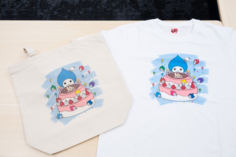 「UNIQLO UMEDA」とのコラボ第2弾として、10周年デザインをあしらったTシャツとトートバッグも16日から販売される