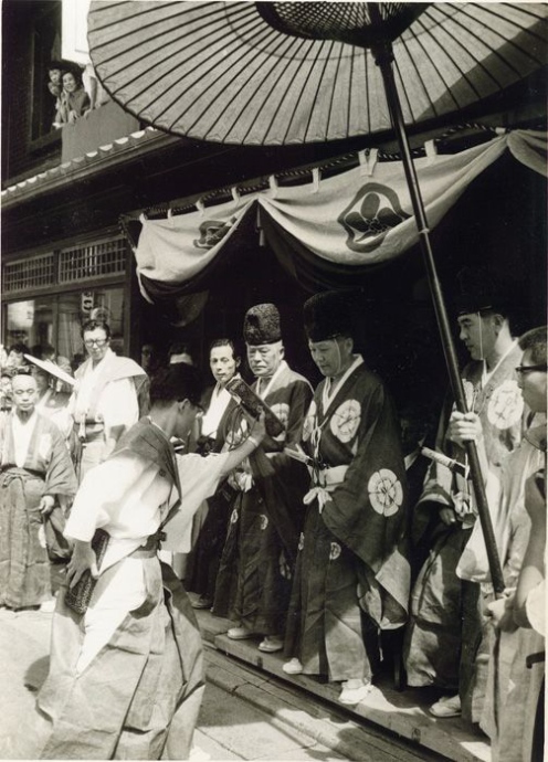 山鉾が三条通を通っていたころは、長谷川松寿堂の前がくじ改めの場所でした(昭和30年ごろ/提供画像)