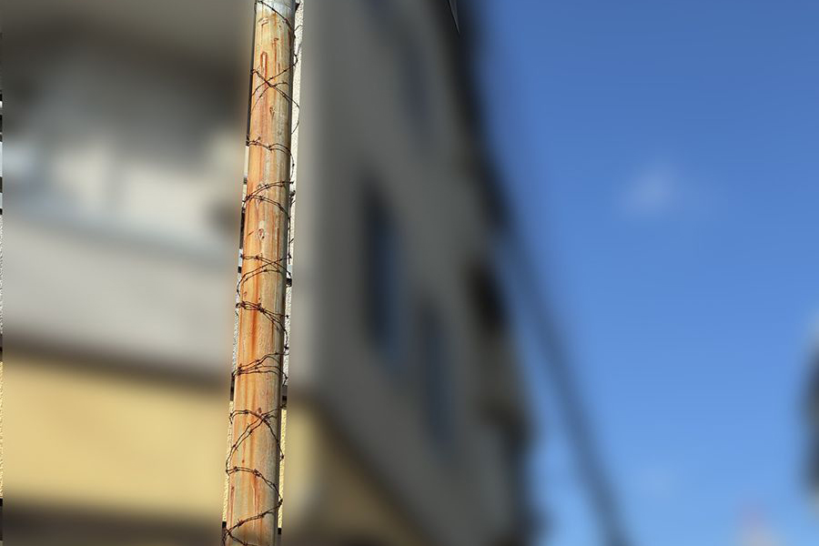 建物のすぐそばに信号機。よじ登れば、建物上階ベランダにたやすく侵入できるほどの距離です(松永さん提供画像)