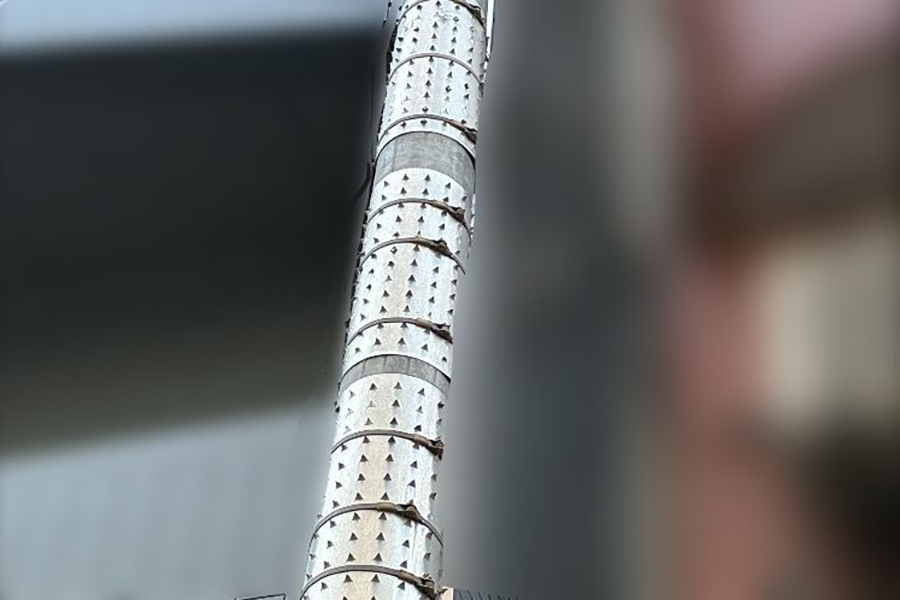 トゲトゲの金属板を巻き付けた電柱も。登らせないための装置としてさまざまな製品があります(松永さん提供画像)