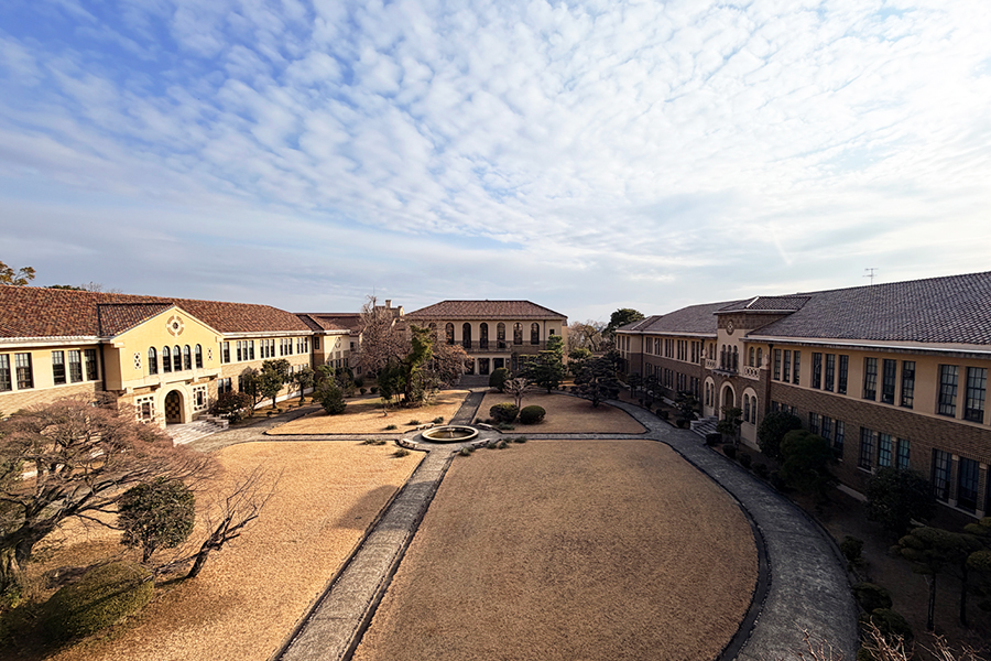 「神戸女学院」。広場を囲むようにして4棟の建物が立つ。正面が図書館(Lmaga.jp撮影)