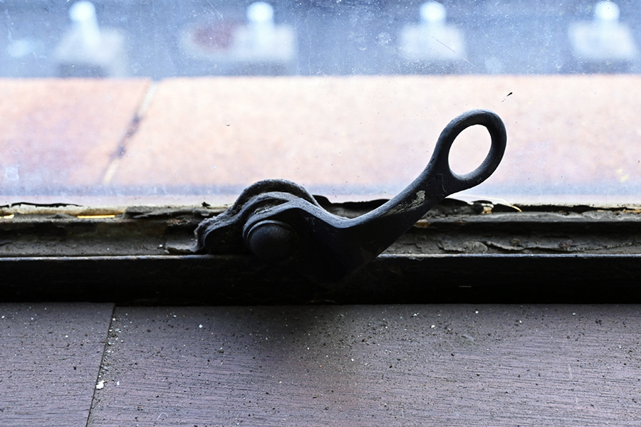 「旧加藤開運本社ビル」の現在は作ることができない鉄の窓枠(Lmaga.jp撮影)