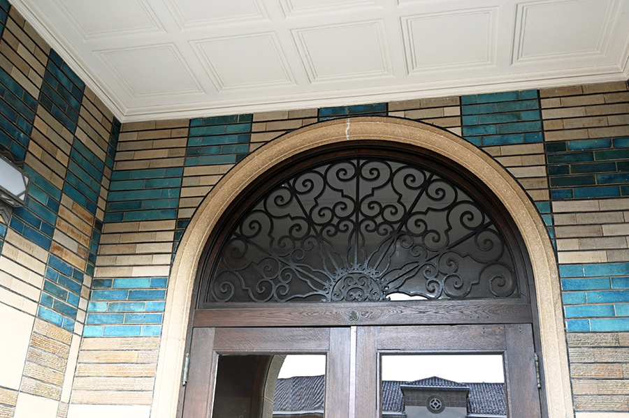 「神戸女学院」の文学館。アーチ部分の飾りは、第二次世界大戦の金属供出で失われ、木製に。ブルーのタイルも美しい(Lmaga.jp撮影)