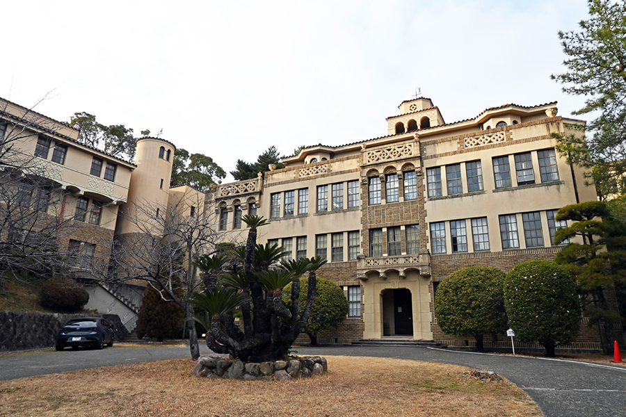 「神戸女学院」の音楽館、イスラム様式も感じられるスパニッシュ特有のデザイン(Lmaga.jp撮影)