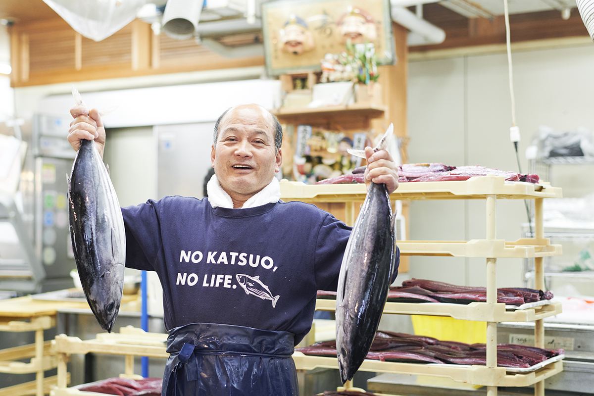 カツオを捌き続けて35年、四代目の田中隆博さん