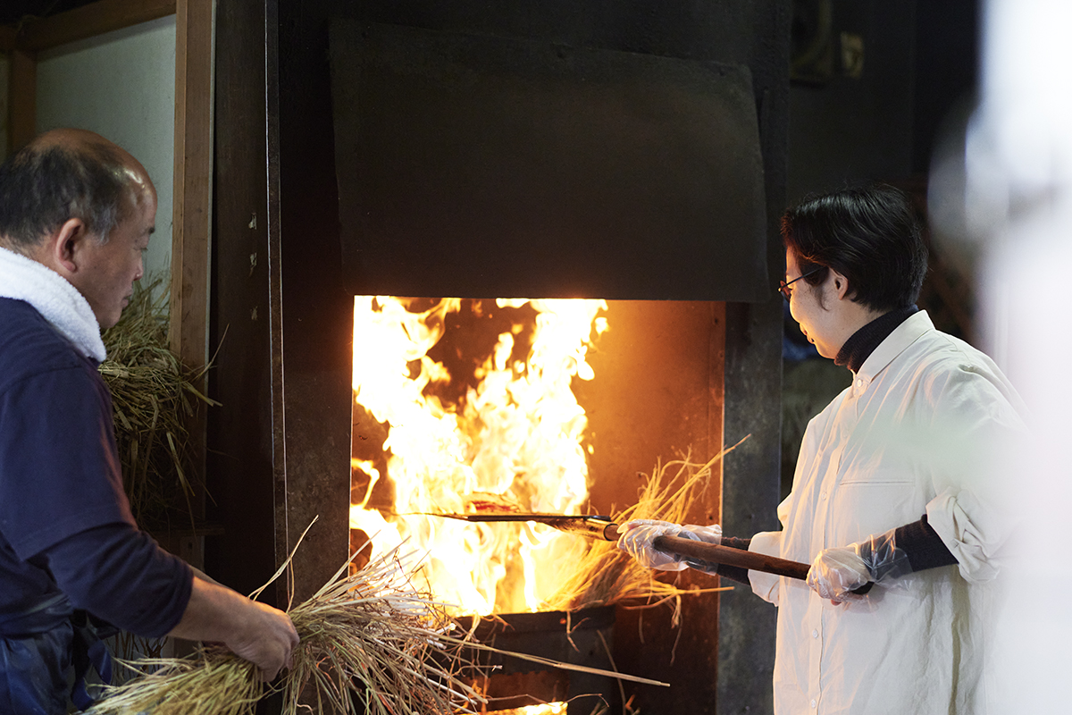 魚屋さんで!? 藁焼き体験もできます