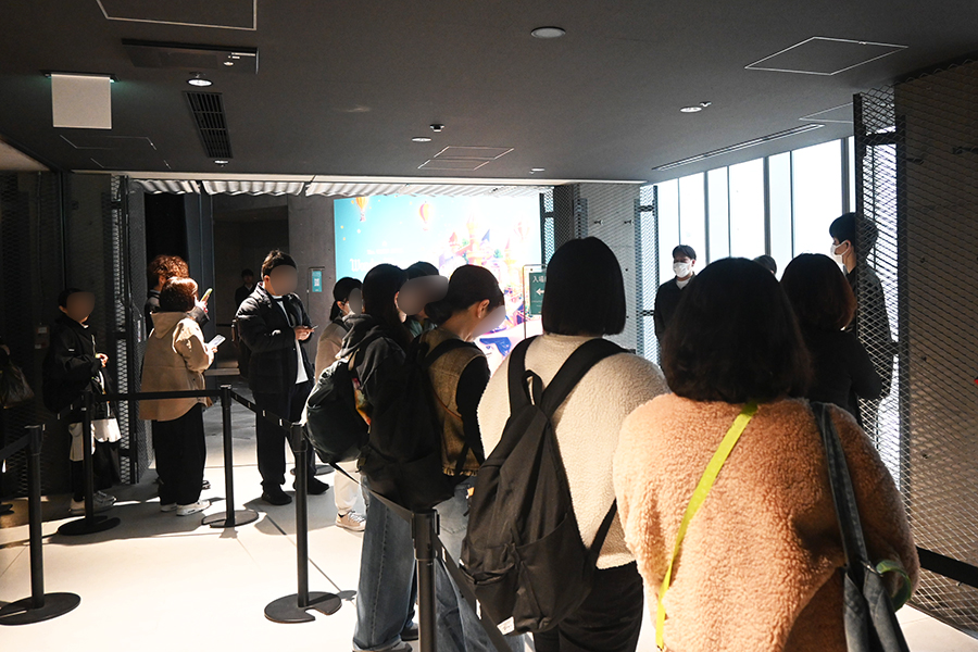 開催初日から『Mrs. GREEN APPLE Wonder Museum』に並ぶお客の様子(Lmaga.jp撮影)
