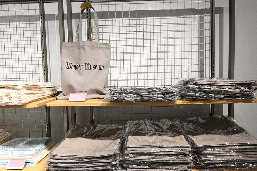 『Mrs. GREEN APPLE Wonder Museum』で購入できる大阪限定色のトートバッグ(2200円)なども(Lmaga.jp撮影)