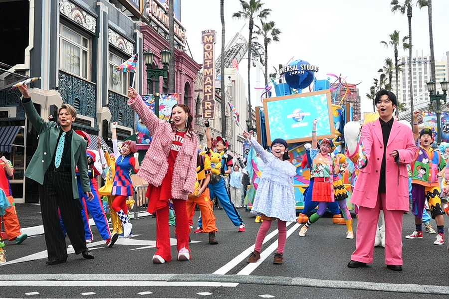 左からUSJの開業25周年の期間限定パレードで踊る森崎ウィン、仲里依紗、永尾柚乃、千葉雄大(3月3日・Lmaga.jp撮影)