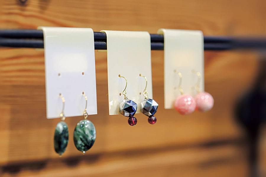 「パワーストーンショップ 眞石や 難波店」店内