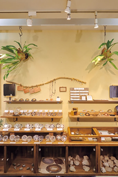 「パワーストーンショップ 眞石や 難波店」店内