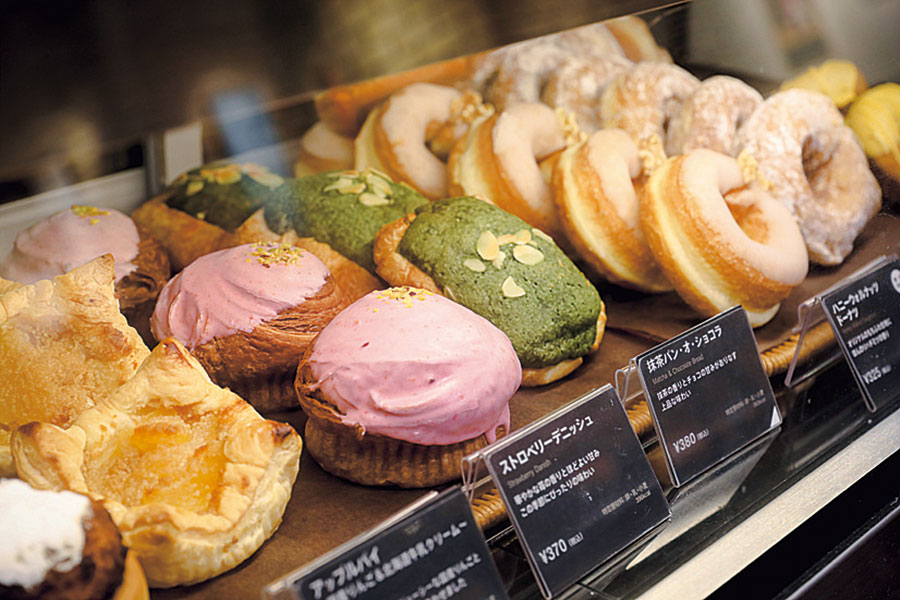 観劇の前後や観光途中の休憩に立ち寄りやすい立地。デニッシュやドーナツ、アップルパイなどおやつにぴったりのスイーツメニューも充実する。