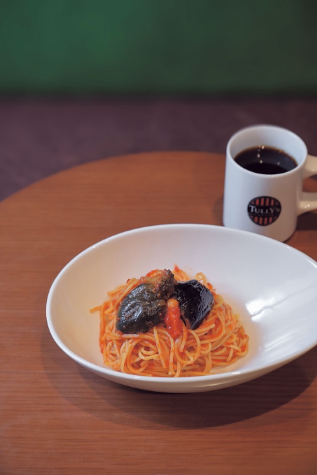 ゴロっと茄子とベーコンの完熟トマトパスタ930円(ドリンクセットは1,250円~、終日オーダー可)はランチの人気メニュー。