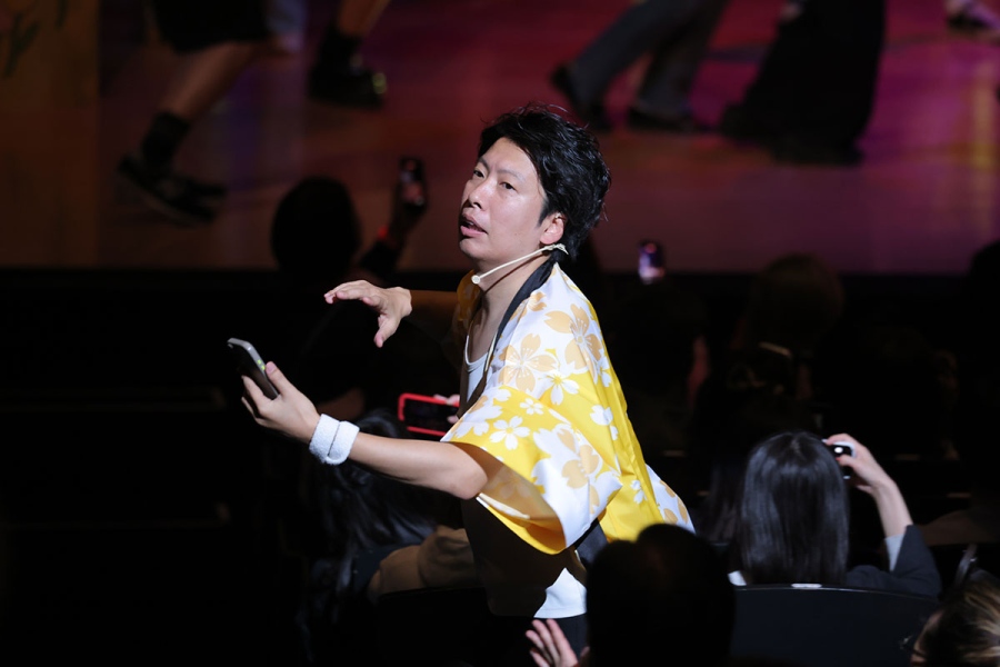 『シャイニング盆踊り with DJ KELLY』で会場を駆け抜ける藤崎マーケット・トキ(3月22日/COOL JAPAN PARK OSAKA TTホール)