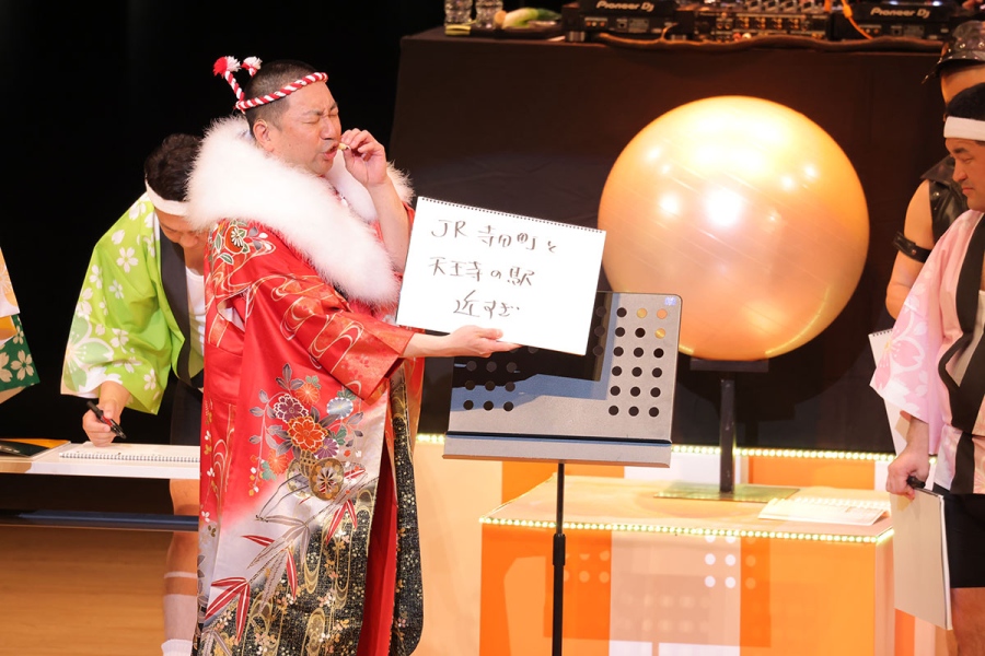 『シャイニング盆踊り with DJ KELLY』 の最後に「大阪あるある」を歌い上げるレイザーラモンRG(3月22日/COOL JAPAN PARK OSAKA TTホール)