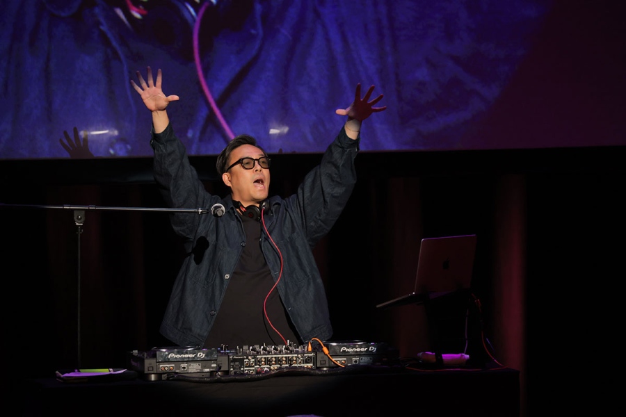 『シャイニング盆踊り with DJ KELLY』を盛り上げるDJ KELLY(3月22日/COOL JAPAN PARK OSAKA TTホール)