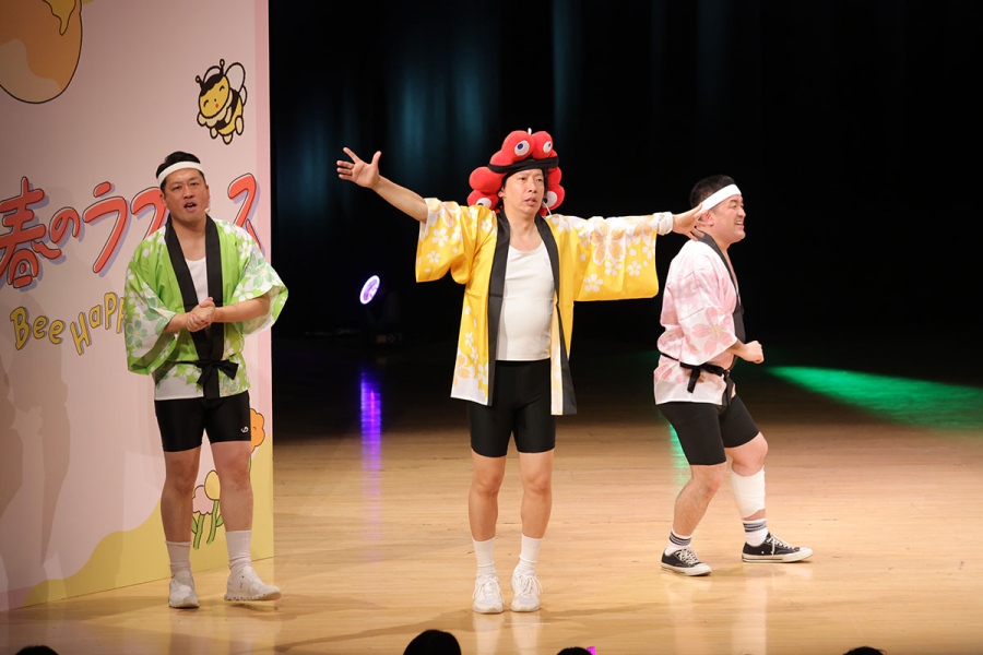 『シャイニング盆踊り with DJ KELLY』を盛り上げる藤崎マーケット(3月22日/COOL JAPAN PARK OSAKA TTホール)