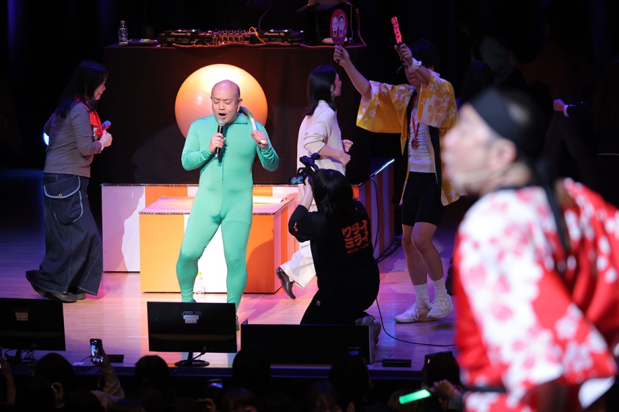 『シャイニング盆踊り with DJ KELLY』で歌うギャロップ林(3月22日/COOL JAPAN PARK OSAKA TTホール)