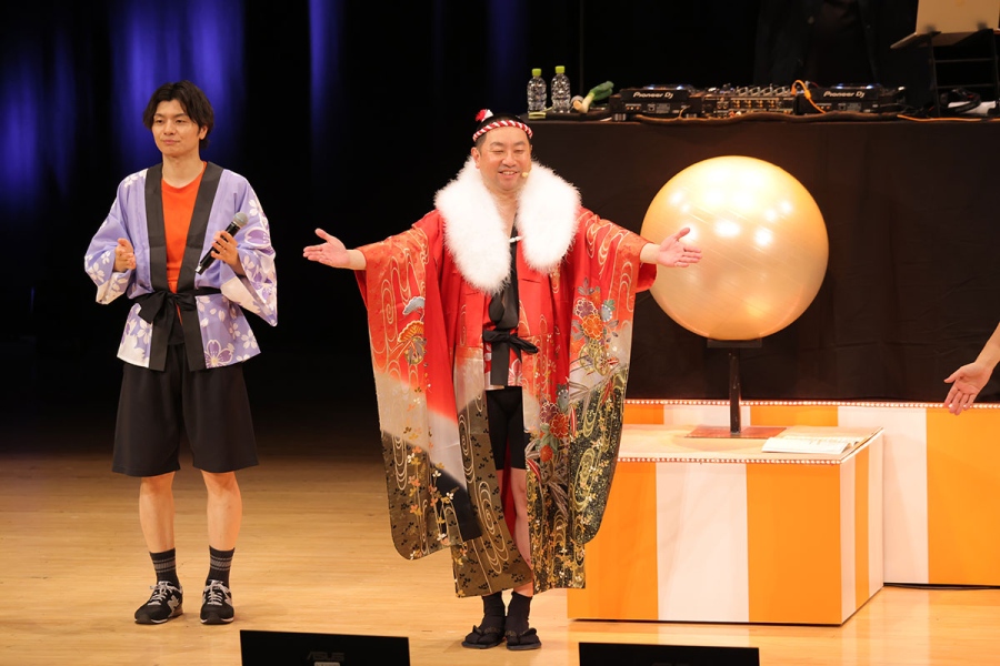 『シャイニング盆踊り with DJ KELLY』で新曲を披露するレイザーラモンRG(3月22日/COOL JAPAN PARK OSAKA TTホール)