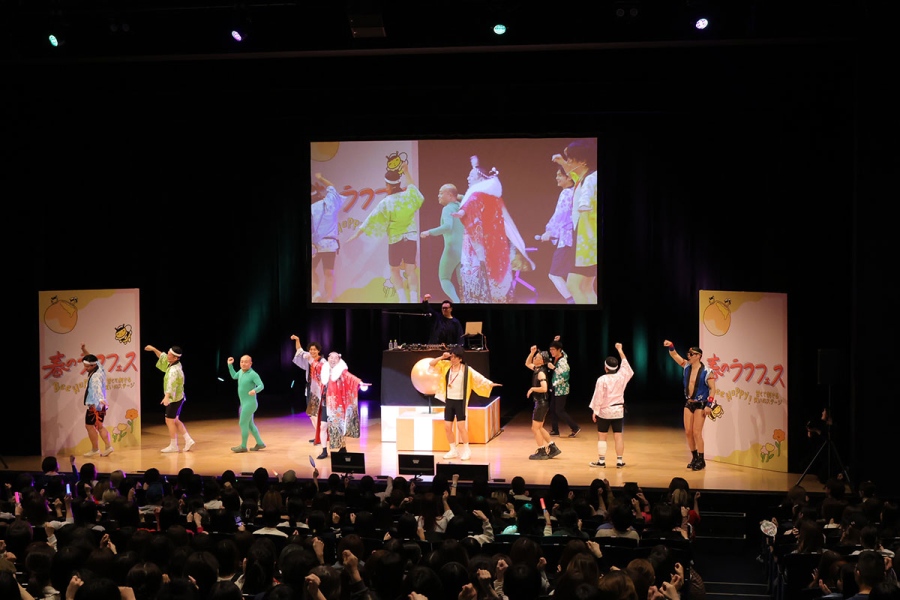 『シャイニング盆踊り with DJ KELLY』で新曲を披露するレイザーラモンRGたち(3月22日/COOL JAPAN PARK OSAKA TTホール)