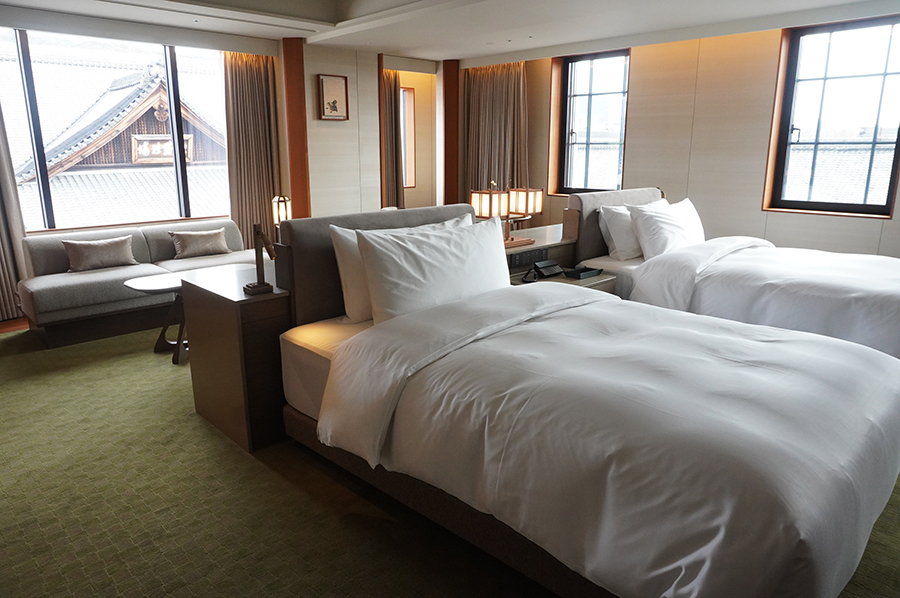 ホテル横にある「祇園甲部歌舞練場本館」の看板が見える本棟「ヘリテージジュニアスイート」(1泊2名25万5600円〜、Lmaga.jp撮影)