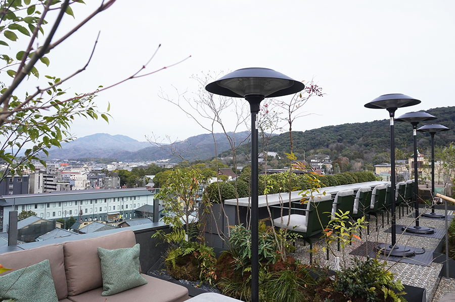 宿泊者限定の「ルーフトップバー」では、お酒以外にコーヒーなども楽しめる(Lmaga.jp撮影)