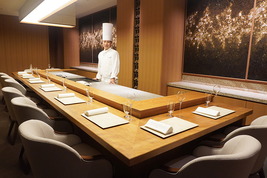 「帝国ホテル 京都」内にあるカウンターでライブ感満載のフランス料理店「練」(Lmaga.jp撮影)