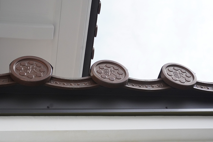 銅板屋根や飾り物金が復元されている(Lmaga.jp撮影)