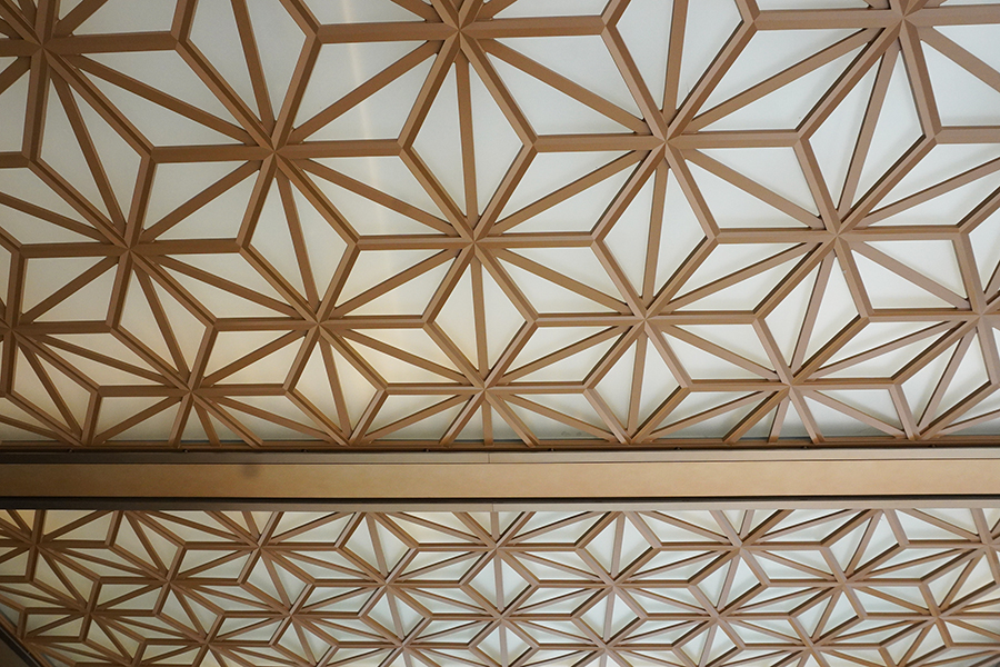 車寄せの天井には「弥栄会館」時代にホールの緞帳上部の壁に使用されていた麻の葉のデザインが採用されている。魔除けの意味もあるのだとか(Lmaga.jp撮影)