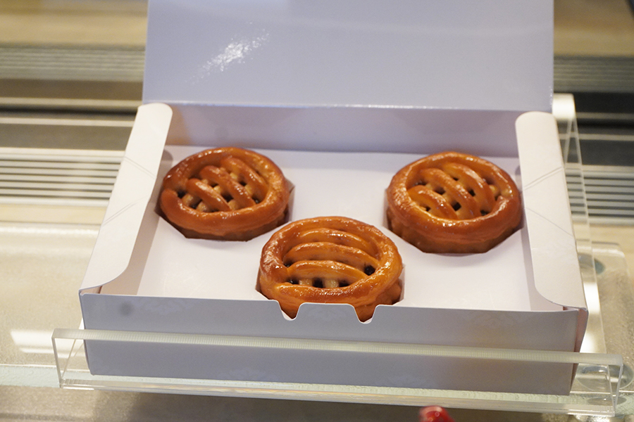 「ペストリーショップ」で販売される京都限定のお菓子。舞妓や芸妓が食べやすい大きさが特徴のブルーベリーパイ。価格などの詳細は3月5日に公開(Lmaga.jp撮影)