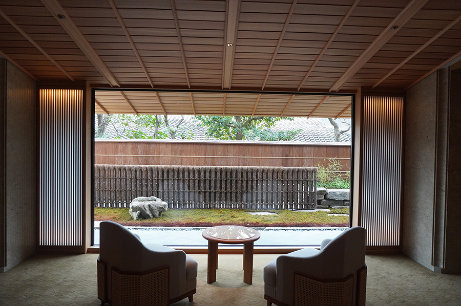 「帝国ホテル 京都」宿泊者用のラウンジ。「空間の水平方向の広がり」を意識して設計されており、開放感のある空間に仕上がっている(Lmaga.jp撮影)