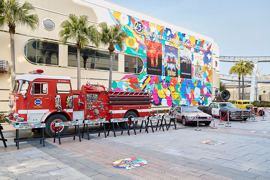 「バック・トゥ・ザ・フューチャー」のタイムマシンをはじめ、「バックドラフト」の消防車、「ブルース・ブラザーズ」のブルースモービル、「アメリカン・グラフィティ」の1932年型クラシックカーと貴重な名車が並ぶ『ユニバーサル・カーズ・アンド・スターズ・コレクション』(写真提供:ユニバーサル・スタジオ・ジャパン)