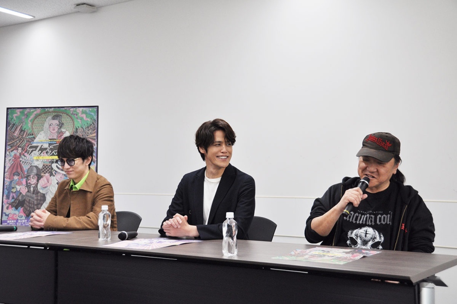 大阪でおこなわれた『アケチコ!~蒸気の黒ダイヤ、あるいは狂気の島~』の会見にて。左から神山智洋、宮野真守、いのうえひでのり(4月3日・Lmaga.jp撮影)