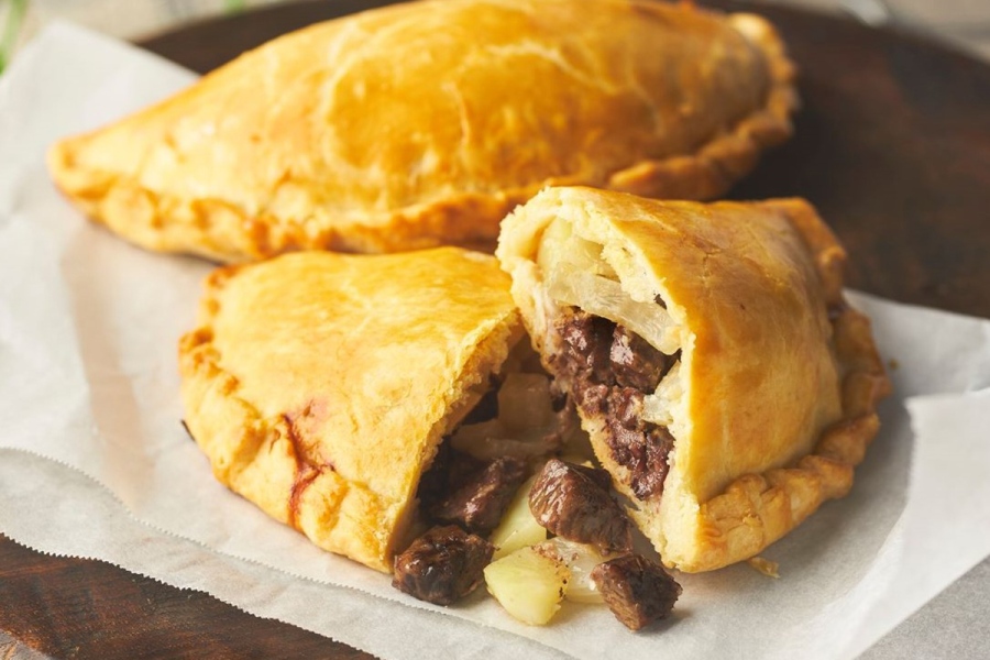 『英国フェア2026』に登場する「ザ・ファット・パスティー・カンパニー」のトラディショナル・パスティ(レギュラー1242円、ハーフ690円)