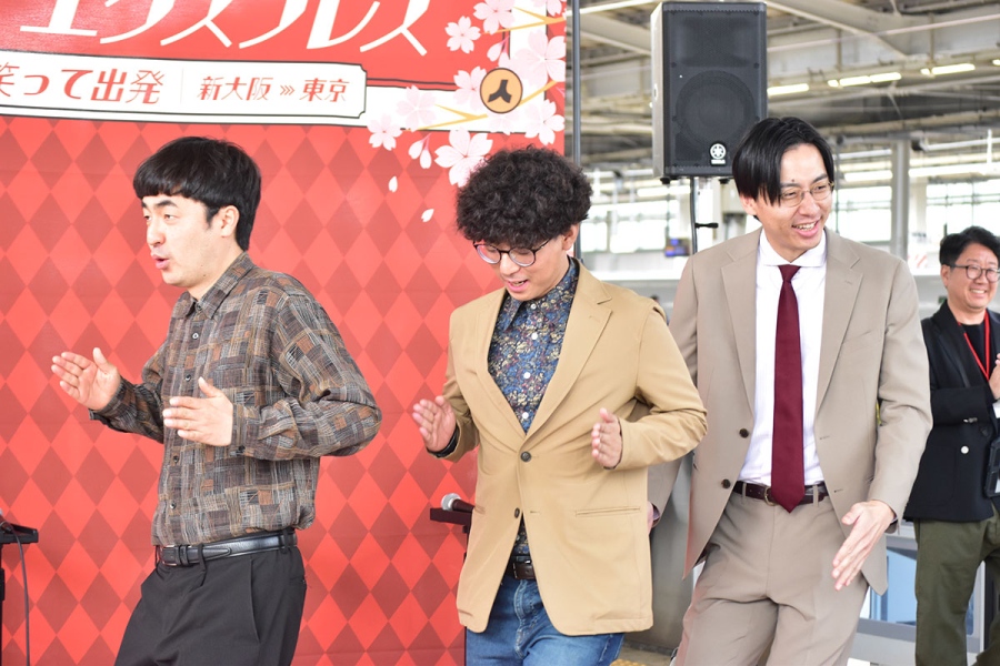『ファイト!エクスプレス~上京芸人と笑って出発~』電車に扮して登場(4月9日・新大阪駅)