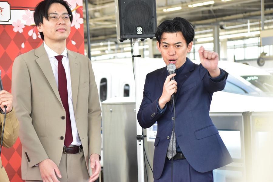 左からカベポスターの永見、浜田(4月9日・新大阪駅)