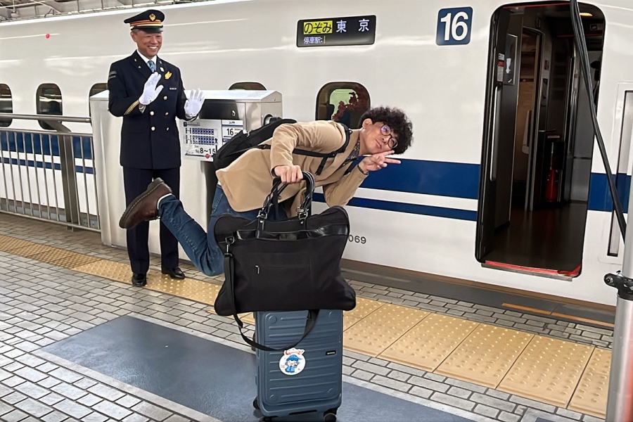 新幹線に乗り込む直前までボケていたきむらバンド(4月9日・新大阪駅)