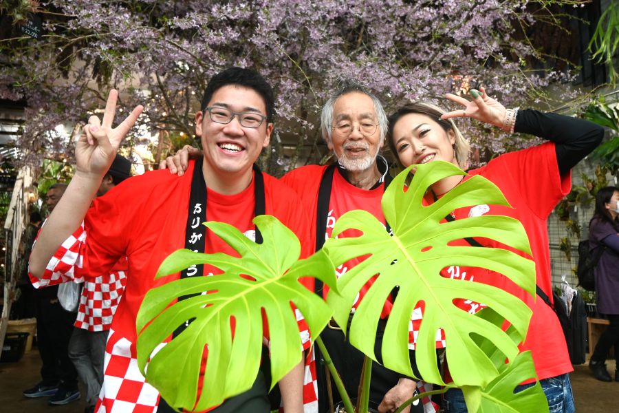 薫蔵さん自慢のモンステラと、スタッフたちとともに『第26回 花宇宙ドリームガーデン』