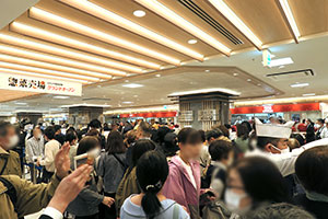 朝から大混雑…あべのハルカスで初の「デパ地下」大改装、開店ダッシュの先は？