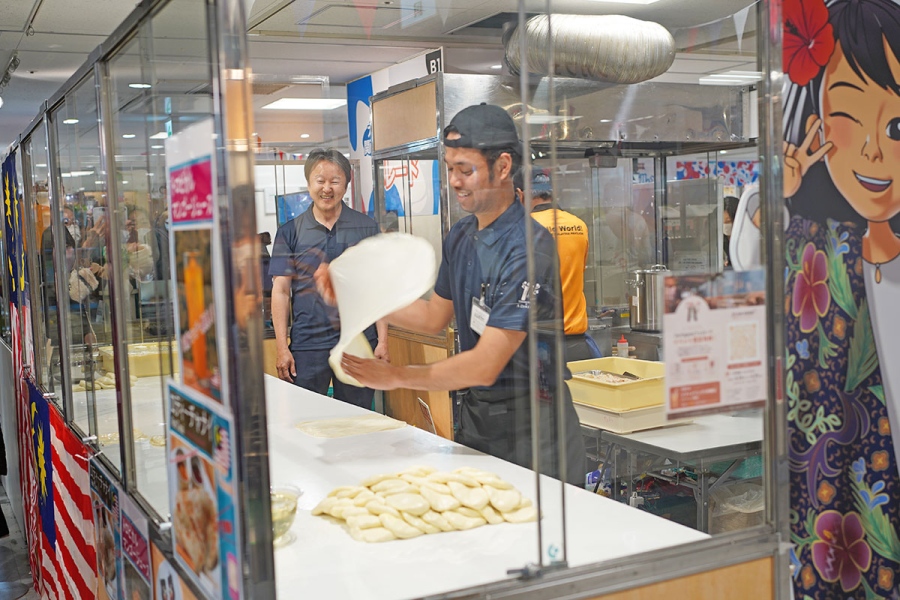 「マレーシア館」で販売していた〈A-dining〉が、ロティーを作る様子(4月8日撮影/Lmaga.jp)