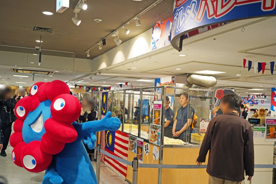 催事をアピールするミャクミャク(4月8日撮影/Lmaga.jp)