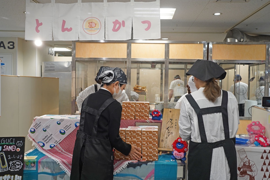 開店前の「とんかつ乃ぐち」で、テイクアウト商品を並べる様子(4月8日撮影/Lmaga.jp)