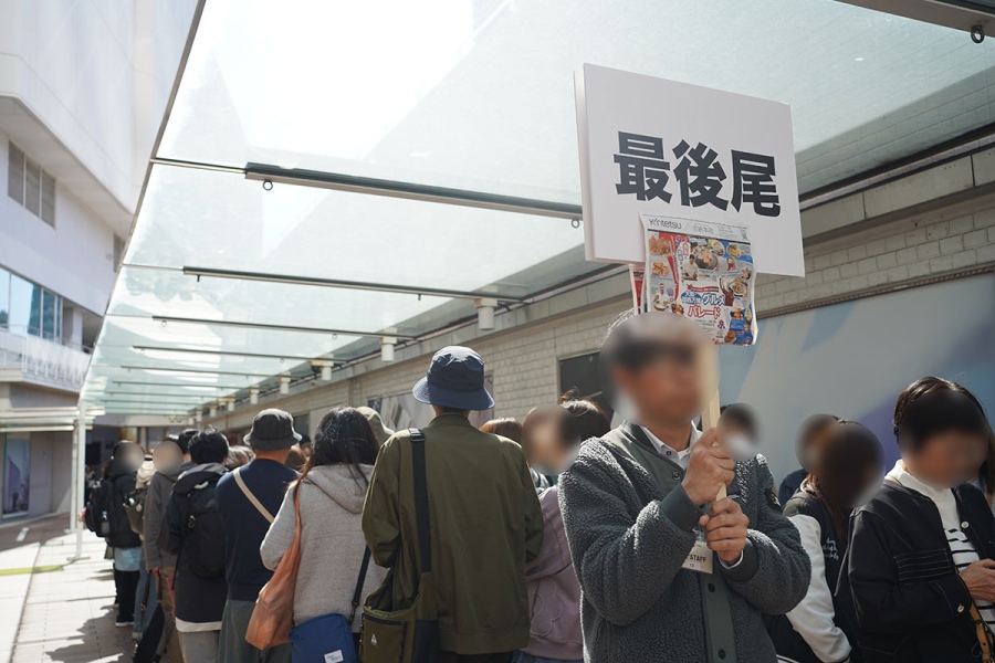 「あべのハルカス近鉄本店」(大阪市阿倍野区)開店前の行列は、隣のホテル「都シティ 大阪天王寺」の方まで続いた(4月8日・9時30分頃撮影/Lmaga.jp)