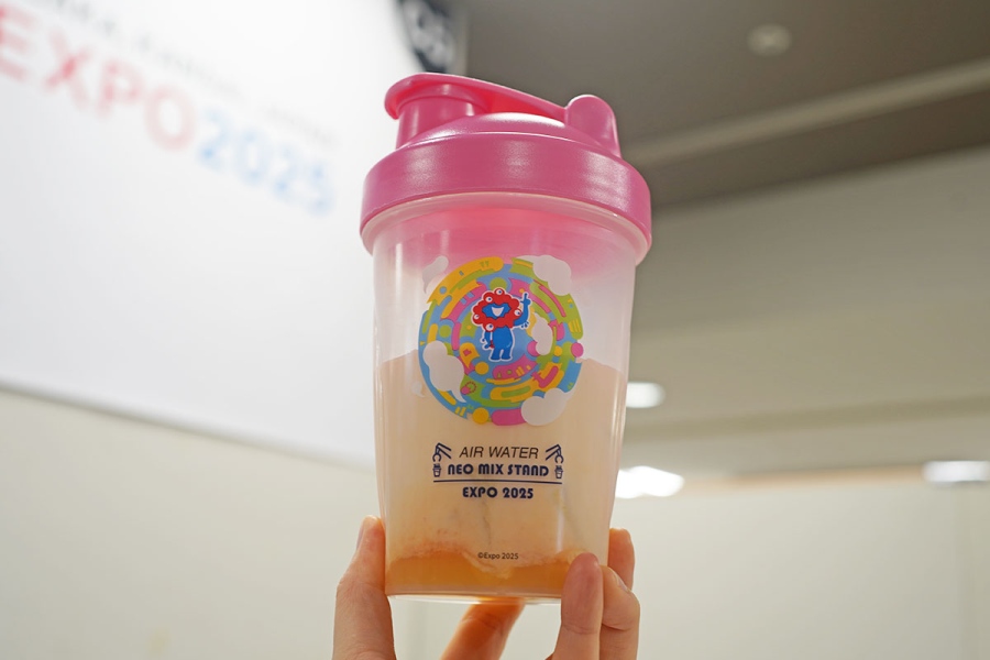 「大阪ヘルスケアパビリオン」で販売されていた〈AIR WATER NEO MIX STAND〉北海道産野菜と果物のスムージー(1100円)(4月7日撮影/Lmaga.jp)