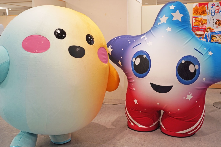 催事に来場予定の公式キャラクターたち。写真左から、ドイツ館「サーキュラー」、アメリカ館「スパーク」(4月7日撮影/Lmaga.jp)