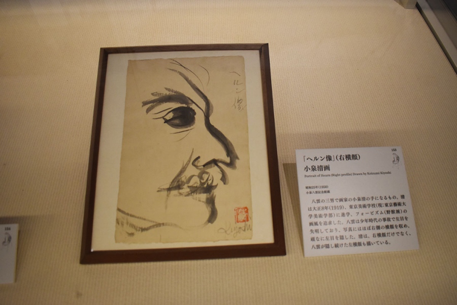 八雲の三男・清による八雲の左横顔を描いた絵。八雲は失明した左目を隠すため、写真でも右側を向いて写ることが多かったといい、清の複雑な父への思いが表れている(『小泉八雲―怪談とフォークロリストのまなざし―』にて)