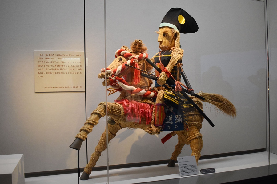 島根で伝わる伝承「虫送り」で用いられる「実盛人形」(『小泉八雲―怪談とフォークロリストのまなざし―』にて)