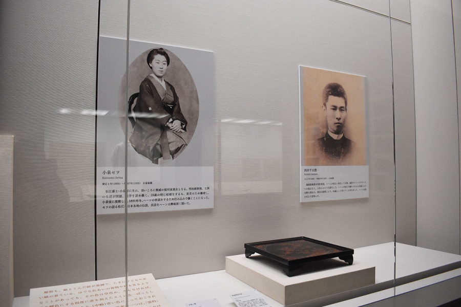 八雲にとって欠かせない人物、小泉セツと西田千太郎のパネル(『小泉八雲―怪談とフォークロリストのまなざし―』にて)