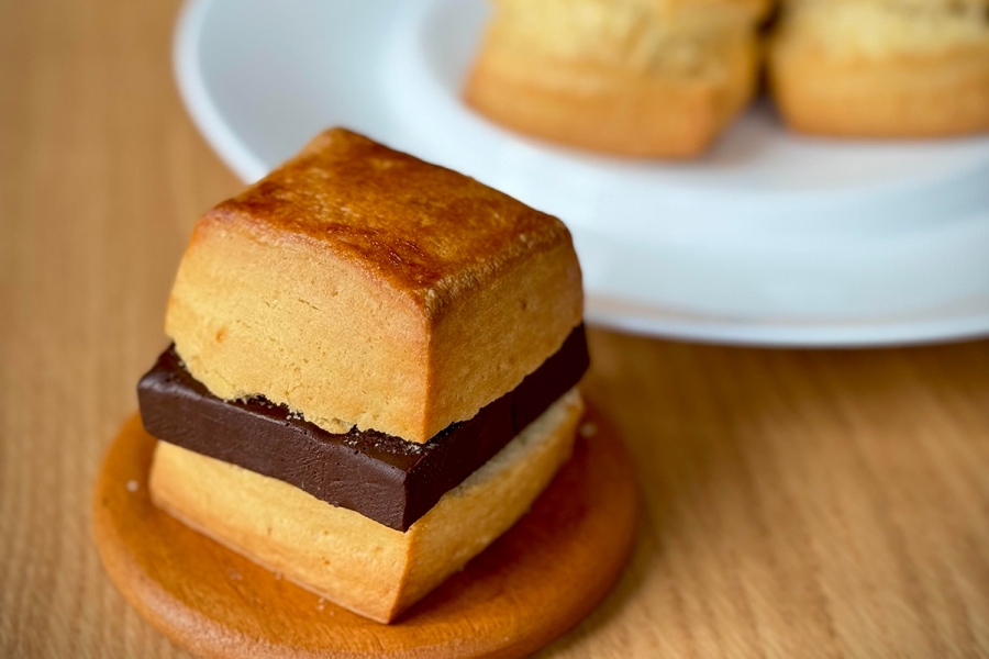 『スコーンスタジアム』に登場する「カフェドロマン」の生チョコサンドスコーン ミルク&ビター(1個648円)